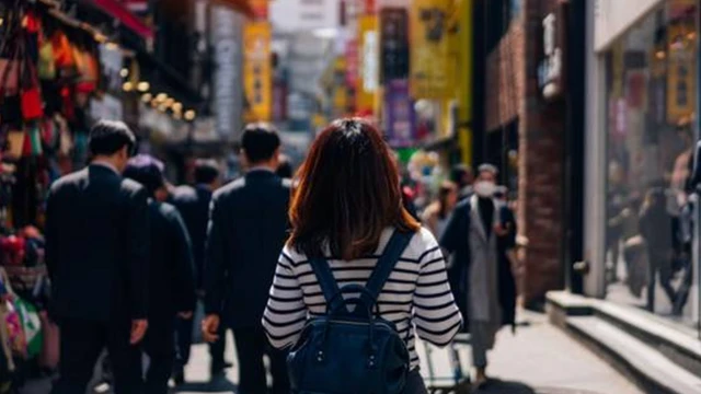 Pessoas caminhandoboneca betboorua da Coreia