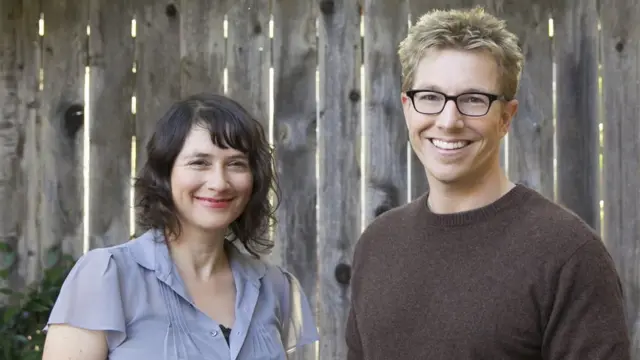 Lydia Daniller y Rob Perkins.