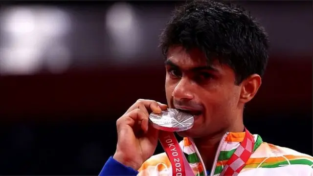 बैंडमिंटन में सिल्वर मेडल जीतने वाले सुहास यतिरात. सुहास आईएएस अधिकारी भी हैं.