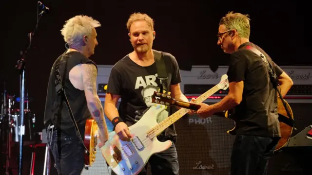 Mike McCready, Eddie Vedder e Stone Gossard do Pearl Jambônus da bet365show na Califórnia