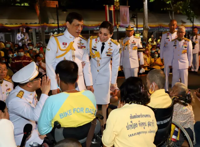 ในหลวงและพระราชินีพบประชาชน