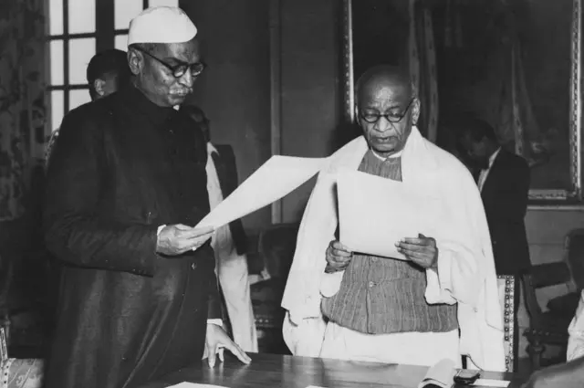 સરદાર પટેલને સોગંદ લેવડાવી રહેલા રાષ્ટ્રપતિ રાજેન્દ્ર પ્રસાદ