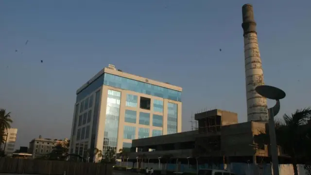 मुंबईतल्या गिरण्यांचं अस्तित्त्वं दाखवणाऱ्या गिरण्यांच्या अशा चिमण्या आजही पहायला मिळतात.