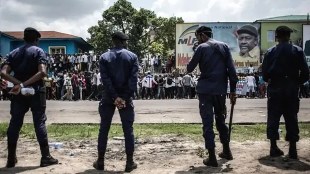La police anti-émeutes est fortement présente dans certains bastions de l'opposition, à Kinshasa, la capitale.