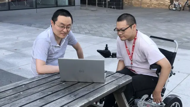 張煜東和陸思源在校園裏