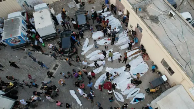 Korban meninggal ditempatkan di luar RS Al Aqsa di Gaza, karena rumah sakit itu tidak lagi bisa menampung jenazah.