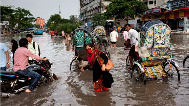 বৃষ্টি হলে জলাবদ্ধ হয়ে পড়ে ঢাকার অনেক ব্যস্ত রাস্তা