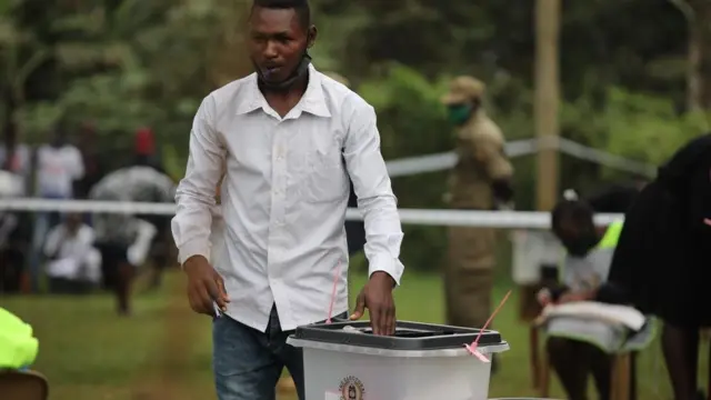 Raia aliyemaliza kupiga kura Uganda