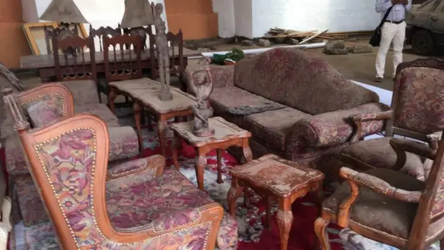 ኣብ ኤምባሲ ኤርትራ የገልግሉ ዝነበሩ ሶፋታት፣ መግቢ ዝቐርበሉ ሰደቓ (ጣውላ መኣዲ)ን ካልኦት ኣቑሑትን