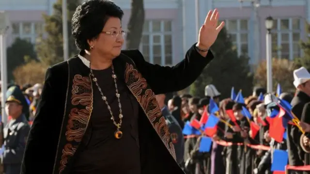 Атамбаедин тегерегинде түзүлгөн кырдаал боюнча Роза Отунбаеванын билдирүүсү күтүлүп жаткан