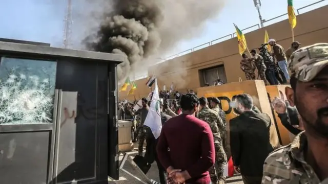 Abari mu myiyerekano barateye ibiro vy'ubuserukirzi bwa Amerika i Baghdad inyuma y'ibitero vy'indege za Amerika ku barwanyi ba Irak