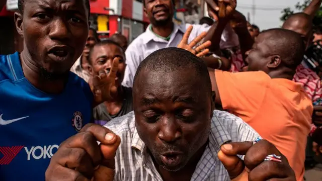 Awọn eeyan n takurọsọ