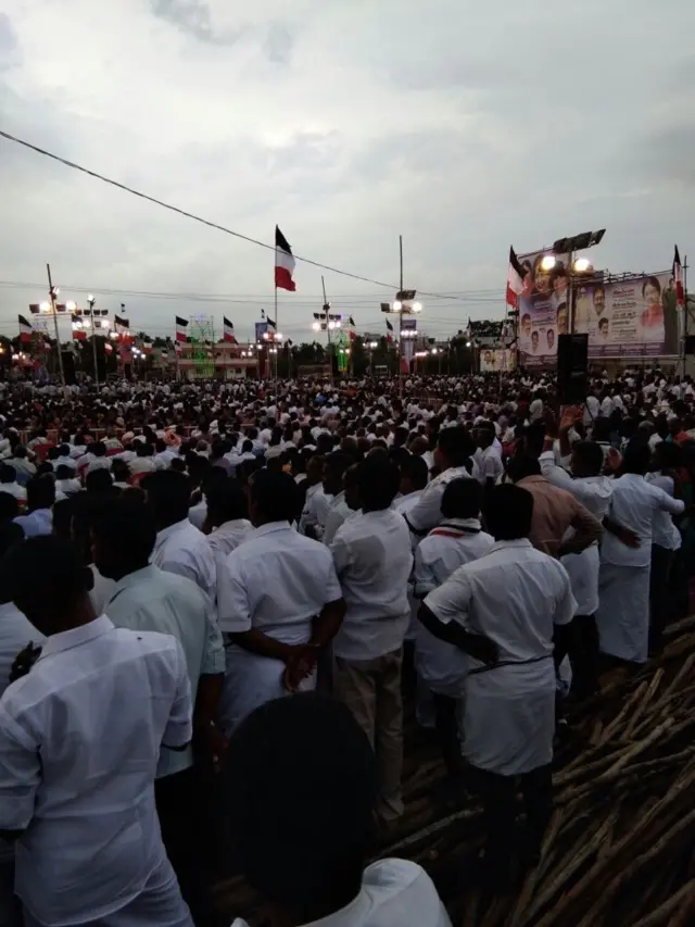 தினகரனின் கூட்டத்திற்கு வந்திருந்தவர்களில் ஒரு பகுதி
