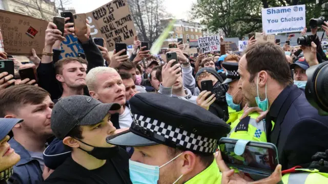 চেলসির সাবেক গোলকিপার ও বর্তমানে টেকনিখ্যাল অ্যাডভাইজার পিটার চেক ফ্যানদের মুখোমুখি হয়ে ক্লাবের অবস্থান ব্যাখ্যা করছেন।