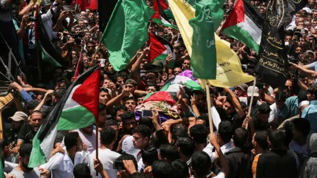 المشيعون جالوا بجثمان رزان النجار شوارع غزة