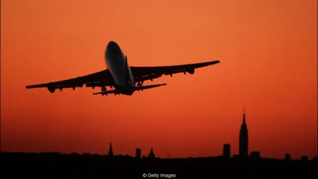 เครื่องบินบนท้องฟ้าสีส้ม