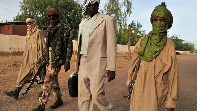Le nigérien Bilal Hisham (foulard blanc), leader du groupe Katiba, accompagné de combattants du MUJAO à Gao (Mali). (Illustration)