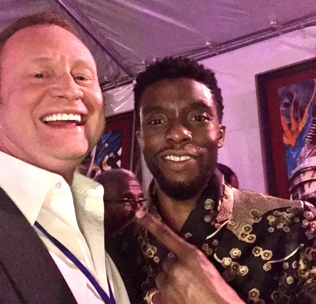 Charles Carter y Chadwick Boseman en el estreno de Black Panther.