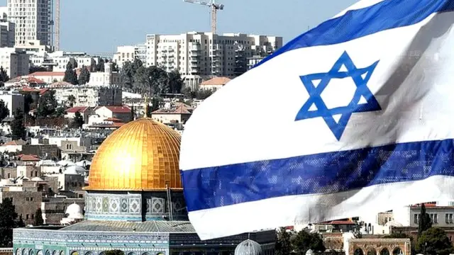 జెరూసలేం నగరంలోని డోమ్ ఆఫ్ రాక్ మసీదు ముందు ఎగురుతున్న ఇజ్రాయెల్ పతాకం