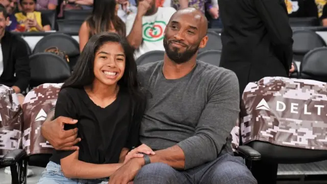 Коби Брайант с дочерью Джанной на баскетбольном матче