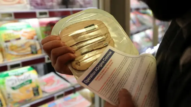 Inspector chequeando los ingredientes de un alimento.