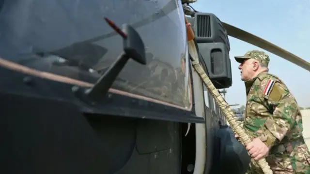 al-Abadi yerekanye ifoto yiwe ariko yinjira muri kajugujugu