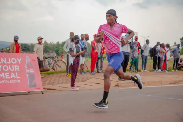 Irushanwa ryarimo abagabo b'imirya bamenyereye amasiganwa yo kwiruka no kunyoga igare