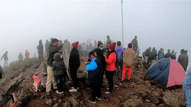 ఉదయం కనిపించే ఈ మేఘాలను చూసేందుకు తెల్లవారుజామున 3 గంటలకే టూరిస్టులు ట్రెక్కింగ్‌కు బయలుదేరుతున్నారు