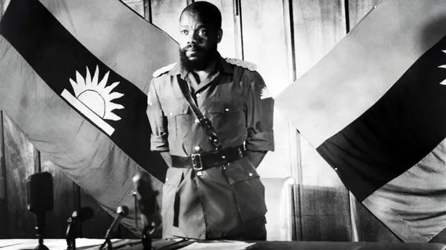 Emeka Ojukwu dịka ọ kwụ n'ihu ọkọlọtọ Biafra