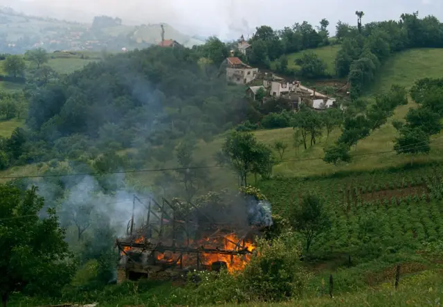 палаючий будинок