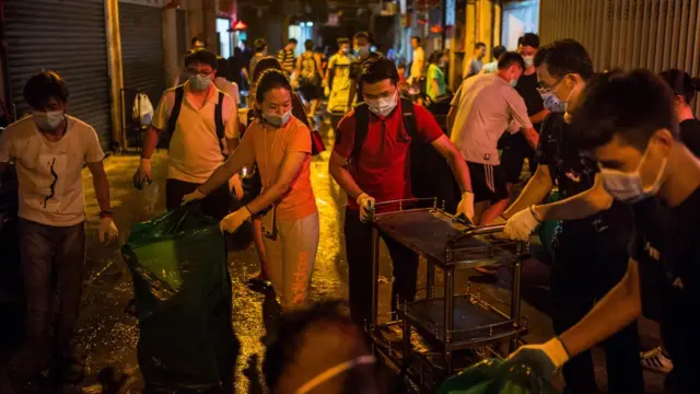 澳门志愿者清理小巷中的灾后杂物垃圾（25/8/2017）