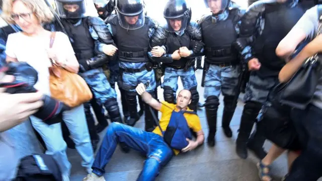 Etirazçı və polis