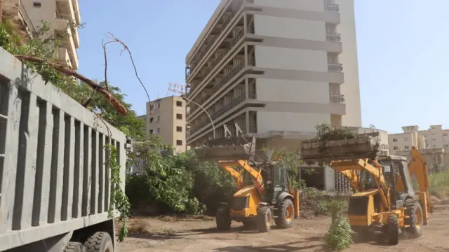 Maraş bölgesinde iş makineleri çalışmalara başlamış durumda.