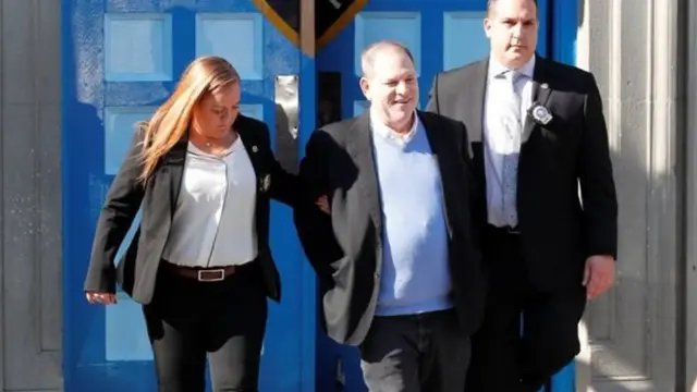 هارفي واينستين وهو مكبل اليدين