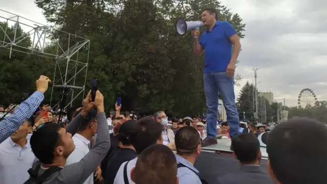 Жогорку Соттун алдындагы "Кыргызстан" партиясын каттоого каршы чыгып жаткандар