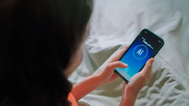 صورة تعبيرية لسيدة تستخدم تطبيقا للذكاء الاصطناعي.







