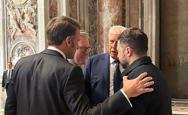 Емануель Макрон, Кір Стармер, Дональд Трамп і Володимир Зеленський у Римі