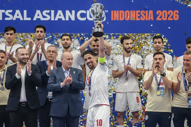 کاربران شبکه‌های اجتماعی جشن قهرمانی تیم ملی فوتسال ایران در آسیا را با رفتار بازیکنان خاتون بم مقایسه کردند