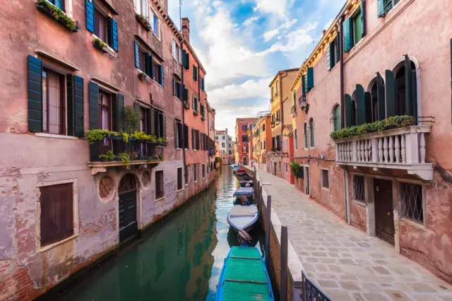 Waa waddooyinka kanaalada ee Venice