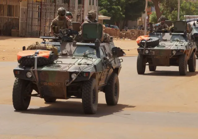 Les troupes françaises, escortées par les forces nigériennes, se retirent de Niamey, au Niger, le 10 octobre 2023, sur ordre des dirigeants militaires nigériens. 
