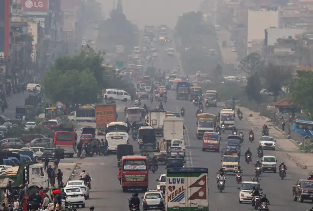 चक्रपथमा गुडिरहेका सवारीसाधनहरू