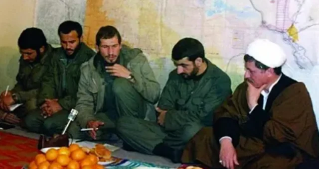 اکبر هاشمی رفسنجانی در کنار فرماندهان ارشد سپاه (محسن رضایی، رحیم صفوی و غلامعلی رشید)