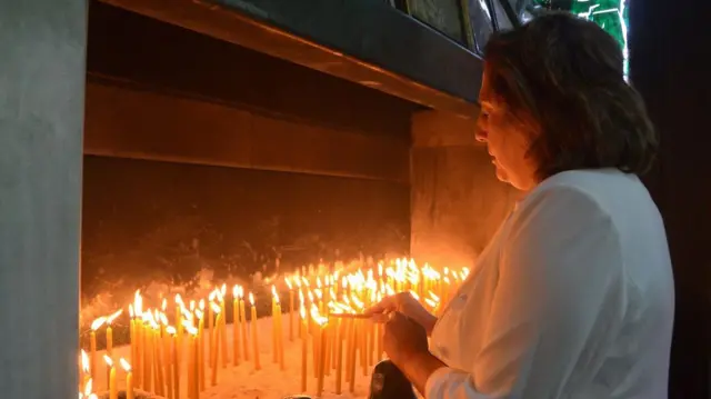 امرأة تصلي في إحدى الكنائس في الأردن