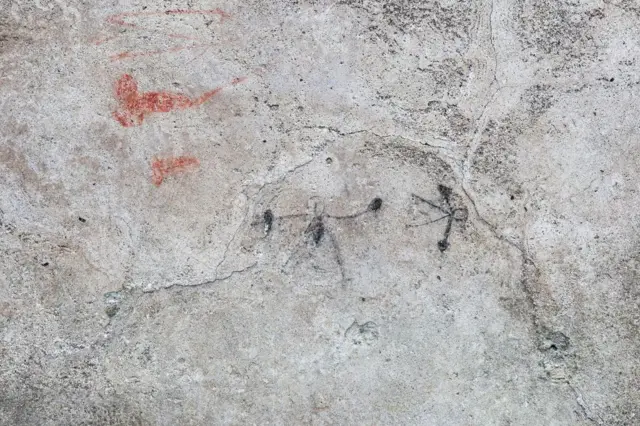 Ilustración de dos boxeadores, uno de ellos en el suelo.