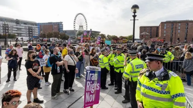 2023年の労働党大会の会場前に集まった、トランスジェンダーの権利活動家たち