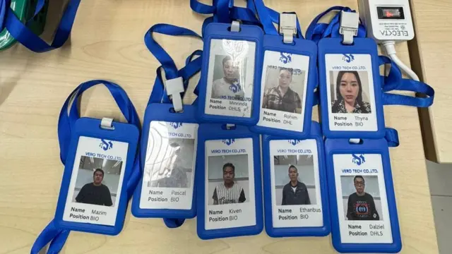 Thẻ tên của nhóm người Việt Nam cho cho thấy mỗi người mang một tên không phải tên Việt Nam, như Thyna, Kevin, Dalziel...