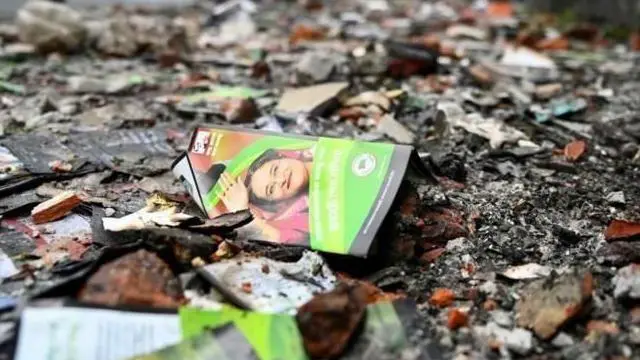 ধ্বংসস্তূপে পড়ে আছে আওয়ামী লীগের লিফলেট