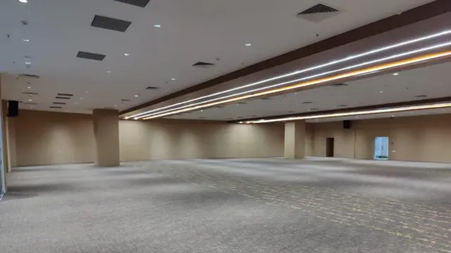 భారీ మీటింగ్ హాల్ 