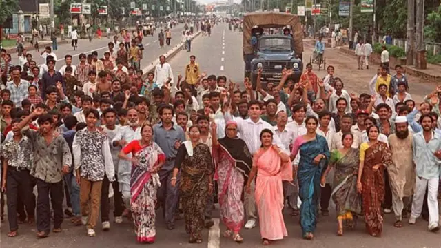 ১৯৯৬ সালের ১৫ই ফেব্রুয়ারি নির্বাচন ঠেকানোর জন্য রাজপথে সরব ছিল আওয়ামী লীগ
