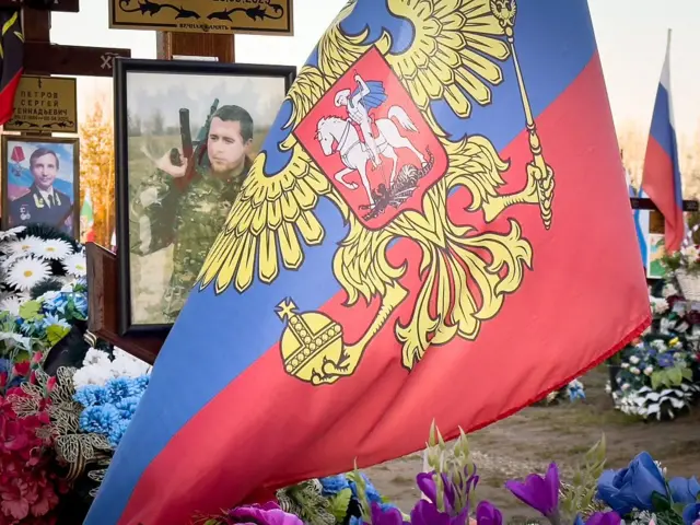 Аллея могил российских солдат, погибших во время вторжения в Украину, на кладбище в Костроме. Фото сделано 20 октября 2025 года.